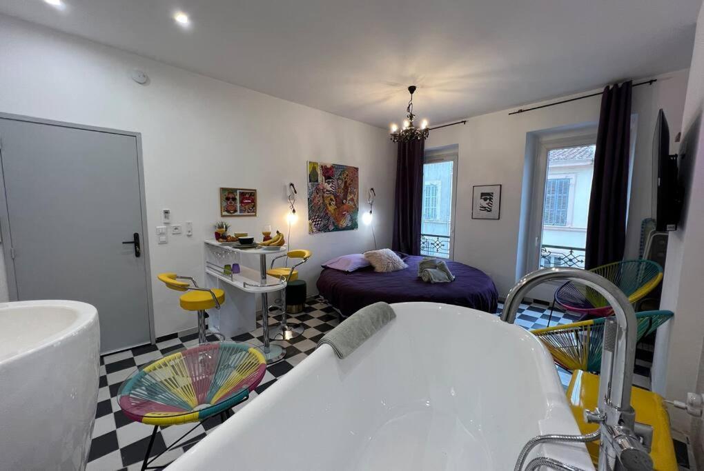 La Popart - Baignoire - Lit Rond Appartement Marseille