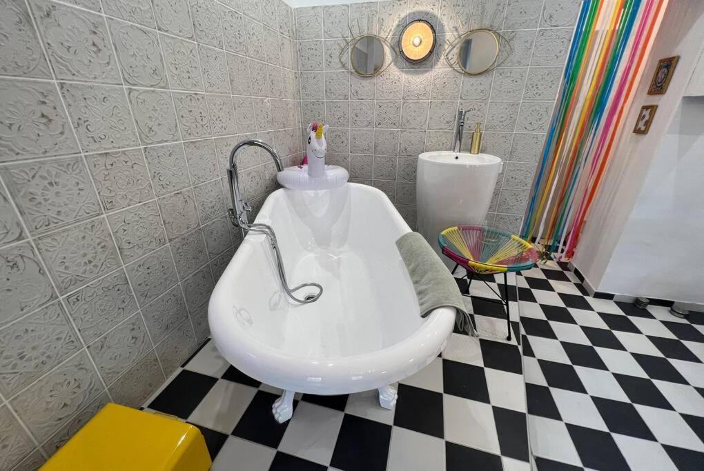 La Popart - Baignoire - Lit Rond Appartement Marseille